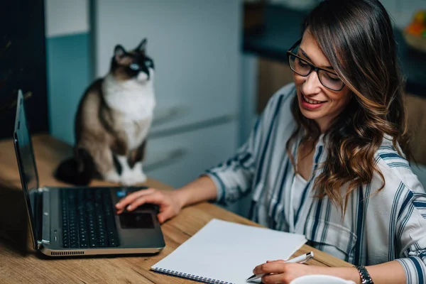 Jeune Femme Écrivant Dans Cahier Avec Chat Assis Près Table — Photo