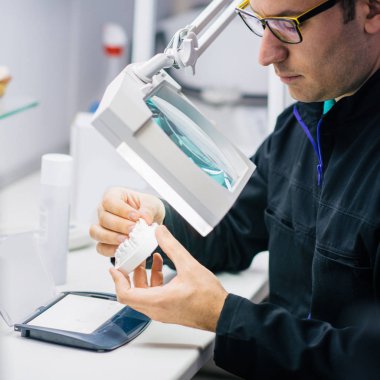 Diş teknisyeni veya diş hekimi diş protez onun laboratuvar ile çalışma