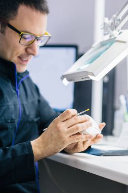 Diş teknisyeni veya diş hekimi diş protez onun laboratuvar ile çalışma