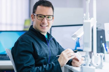 Diş teknisyeni veya diş hekimi diş protez onun laboratuvar ile çalışma