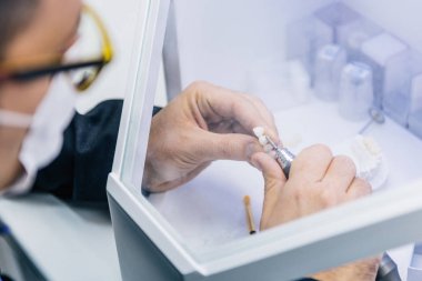 Diş teknisyeni veya diş hekimi diş protez onun laboratuvar ile çalışma
