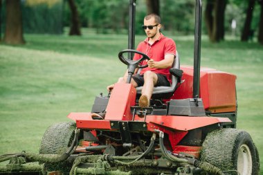 Golf sahasındaki çimen biçme greenskeeper