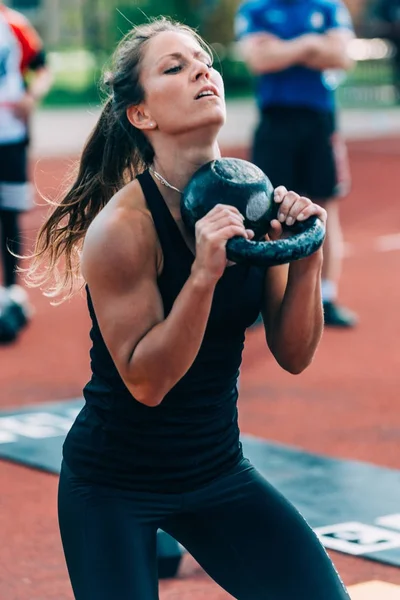 Kvinna Med Panna Ringklocka Crossfit Tävling — Stockfoto