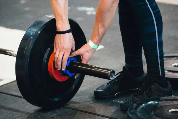 Vrouwelijke Atleet Doen Gewichtheffen Oefening Detail — Stockfoto