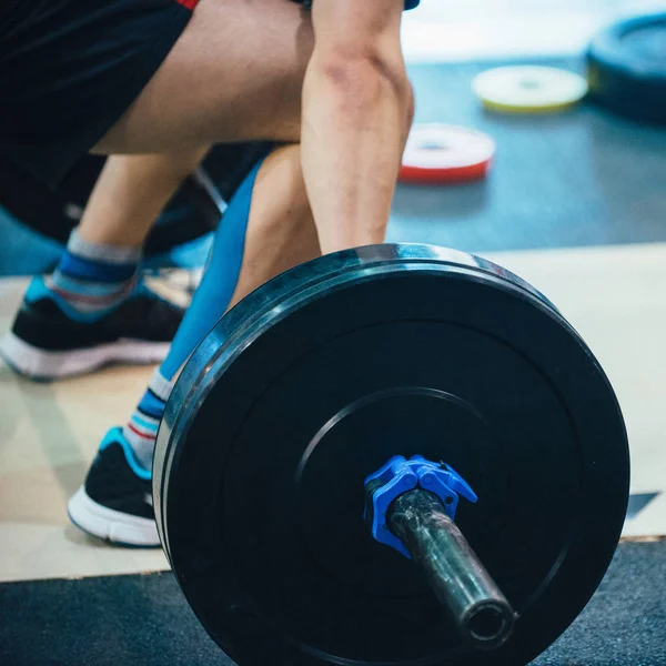 Atleta Masculino Haciendo Entrenamiento Levantamiento Pesas —  Fotos de Stock