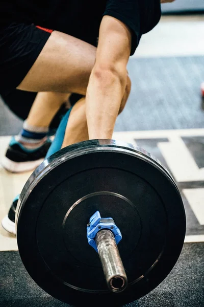 Atleta Masculino Entrenamiento Levantamiento Pesas —  Fotos de Stock