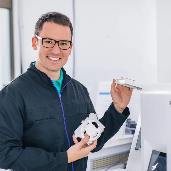 Ritratto Odontotecnico Dentista Nel Suo Laboratorio — Foto Stock