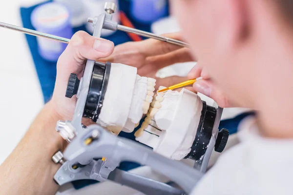 Zahntechniker Oder Zahnarzt Der Seinem Labor Mit Zahnersatz Arbeitet Und — Stockfoto