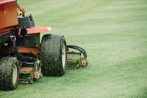ゴルフ場メンテナンス機器 フェアウェイの芝刈り機 — ストック写真