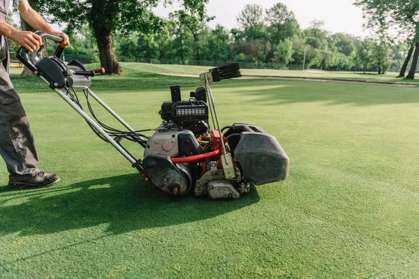 ゴルフ場メンテナンス機器 グリーンの芝刈り機 — ストック写真