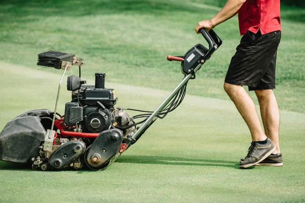 ゴルフ場メンテナンス機器 グリーンの芝刈り機 — ストック写真