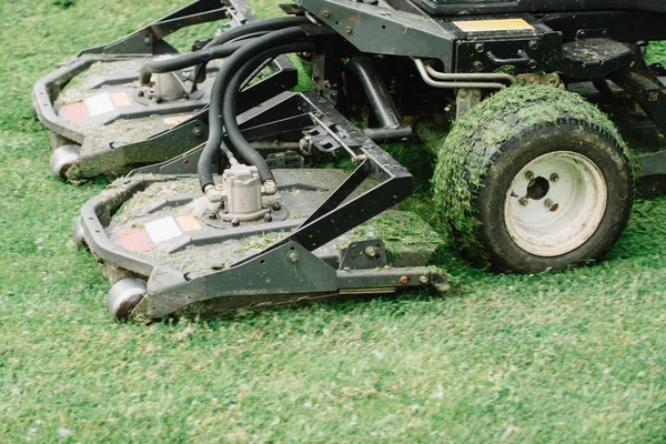 ゴルフ場メンテナンス機器 大まかな芝刈り機 — ストック写真