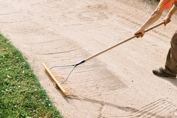 Greenskeeper Maintaining Golf Cours Racking Sand — Stock Photo, Image