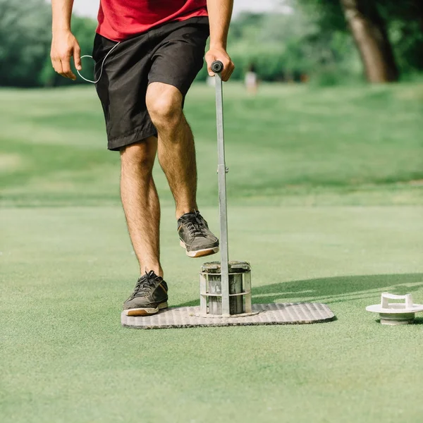 Instandhaltung Des Golfplatzes Greenkeeper Schneidet Ein Golfloch — Stockfoto