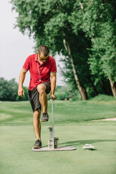 Instandhaltung Des Golfplatzes Greenkeeper Schneidet Ein Golfloch — Stockfoto