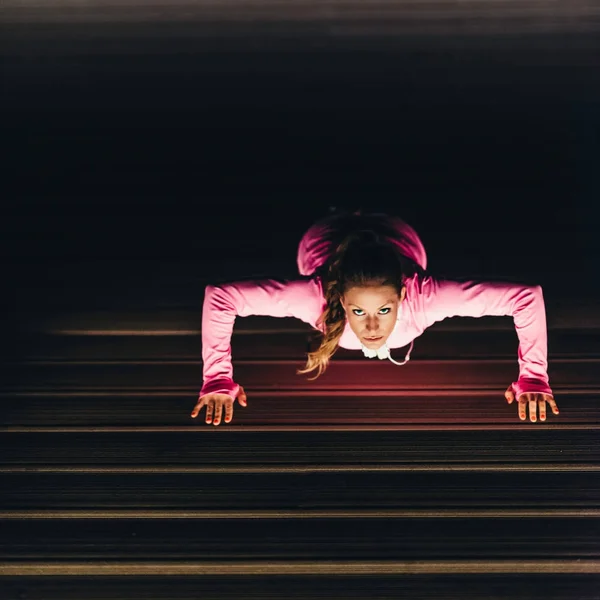 Mulher Fazendo Flexões Nas Escadas — Fotografia de Stock