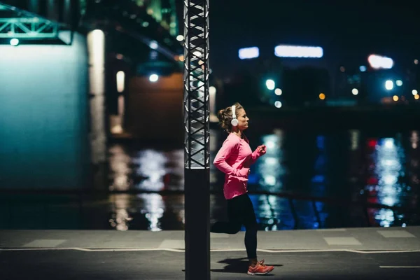 Mujer Late Night Jogging Aire Libre — Foto de Stock