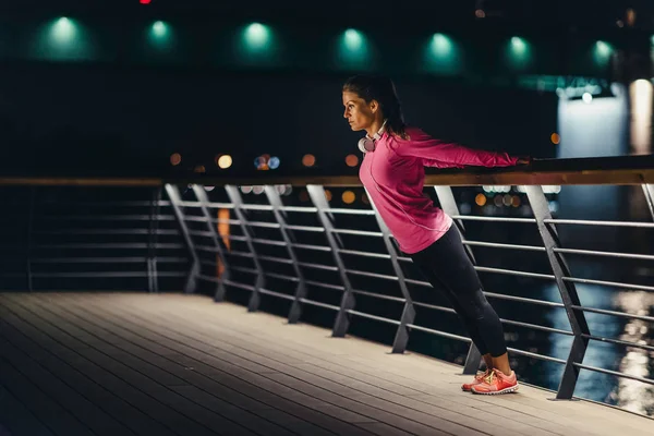 ジョギングの後夜遅くまで伸張で女性 — ストック写真