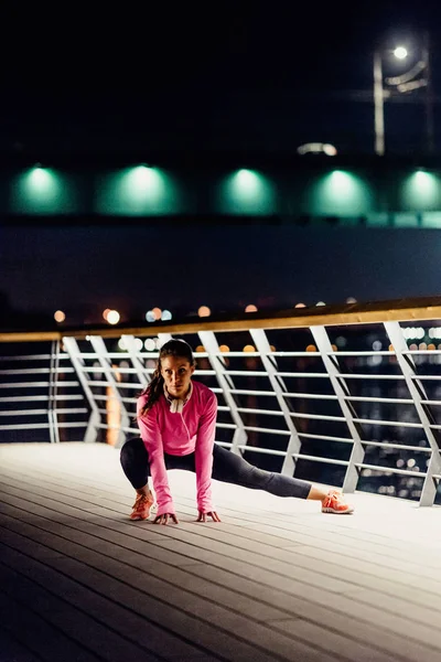 Wanita Muda Stretching Malam Hari — Stok Foto