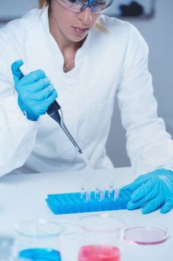 Mikro pipet kullanarak kadın bilim araştırmacı laboratuvar,