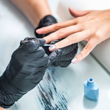 Manicuring güzellik salonunda çivi manikürcü, yakın çekim