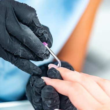 Manicuring güzellik salonunda çivi manikürcü, yakın çekim