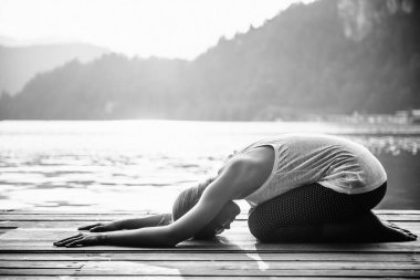 Göl kenarında pratik yoga positing çocuk kadın