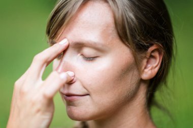 Pranayama Yoga nefes tekniği yapıyor kadın