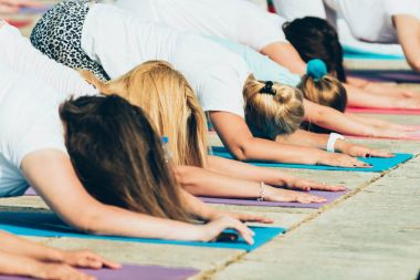 Yoga gün-grup aşağı doğru köpek poz insan