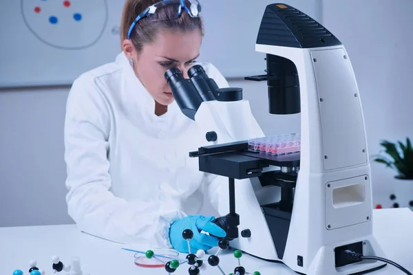 Kobieta Naukowiec Patrząc Przez Mikroskop — Zdjęcie stockowe