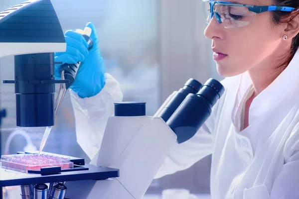 Cientista Feminina Segurando Micro Pipeta Usando Óculos Segurança Luva Azul — Fotografia de Stock