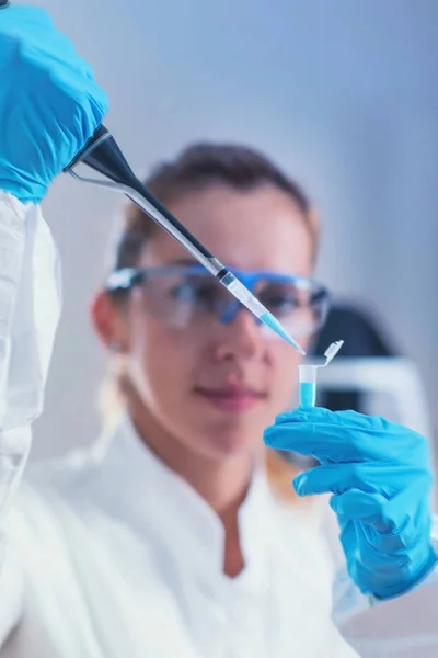 Jovem Cientista Usando Micro Pipeta — Fotografia de Stock