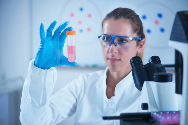 液体サンプルを保持している若い女性科学者 — ストック写真