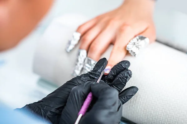 Mujer Empapando Gel Salón Belleza Manicurista Uñas Manicura — Foto de Stock