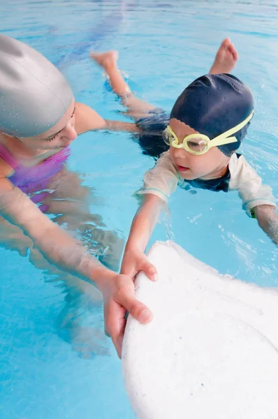 Sınıf Yönetim Kurulu Ile Yüzme Üzerinde Küçük Çocuk — Stok fotoğraf