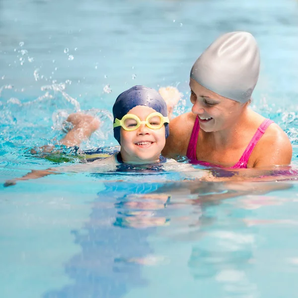 Bambino Che Impara Nuotare Con Aiuto Dell Istruttore — Foto Stock