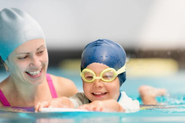 Glad Liten Pojke Simning Klass Med Instruktör — Stockfoto