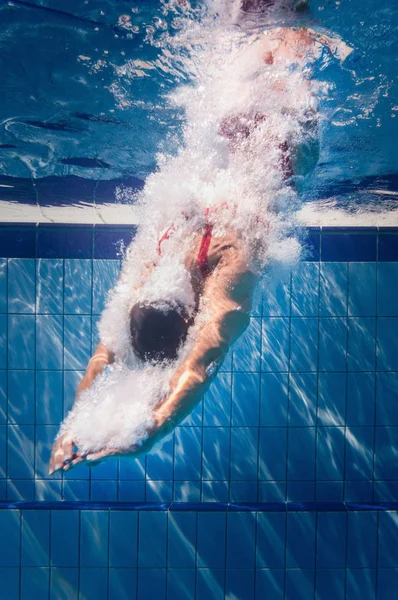 Frau Taucht Pool Schwimmbad Ein Unterwasserschuss — Stockfoto