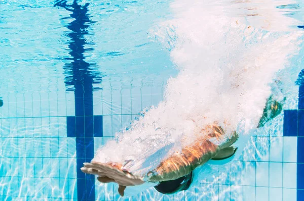 Vrouwelijke Slechts Duik Zwembad Onderwater Geschoten — Stockfoto