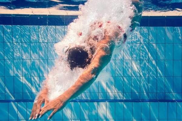 Kadın Dalgıç Yüzme Havuzunda Sualtı Vurdu — Stok fotoğraf