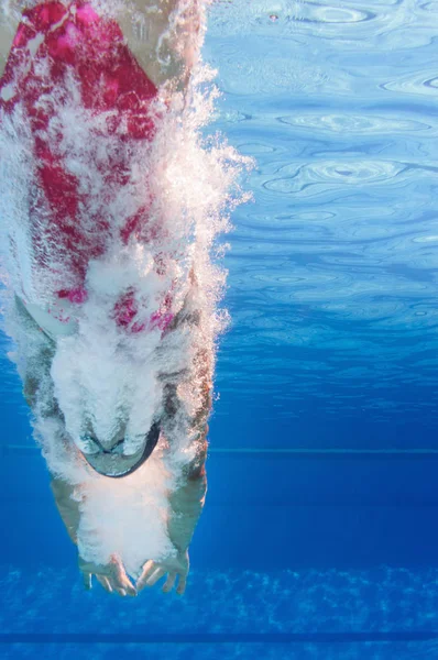 Taucher Schwimmbad Unterwasserschuss — Stockfoto