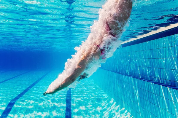 Duiken Een Zwembad Springen Onderwater Geschoten — Stockfoto