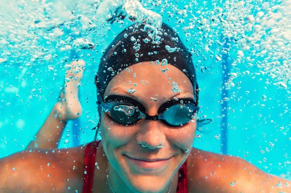 Bayan Yüzücü Sualtı Yüzme Havuzunda — Stok fotoğraf