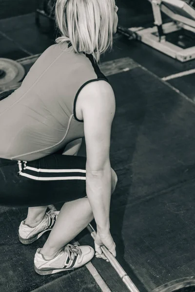 Atleta Feminina Treinamento Levantamento Peso — Fotografia de Stock