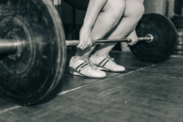 Mujer Entrenamiento Levantamiento Pesas Gimnasio —  Fotos de Stock