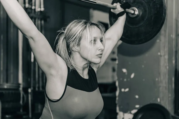 Atleta Feminina Treinamento Levantamento Peso — Fotografia de Stock