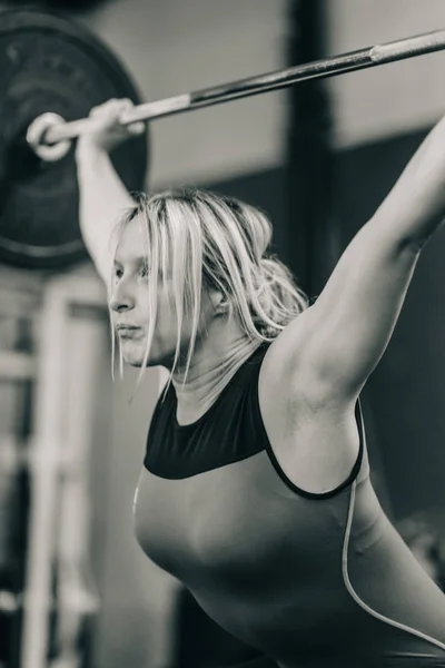 Atleta Feminina Treinamento Levantamento Peso — Fotografia de Stock