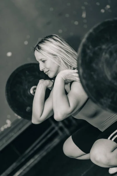 Vrouwelijke Atleet Gewichtheffen Opleiding — Stockfoto
