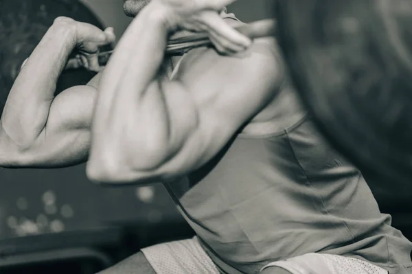 重量挙げトレーニングのオスの運動選手 — ストック写真