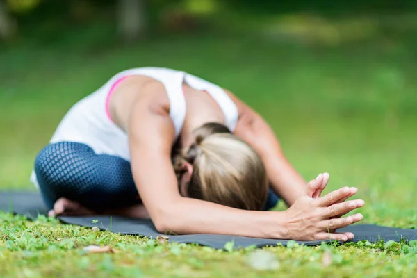 Meisje Doet Yoga Zittende Forward Bend Focus Handen — Stockfoto